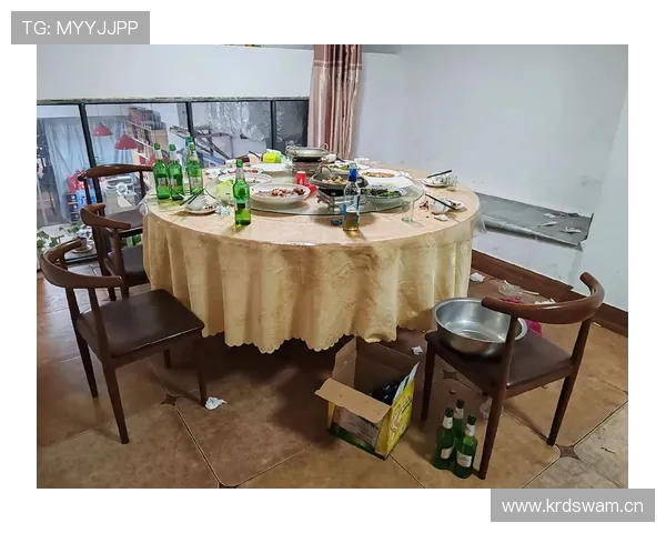 刚看到高亭宇晒的家居照，那餐桌就值我三年工资