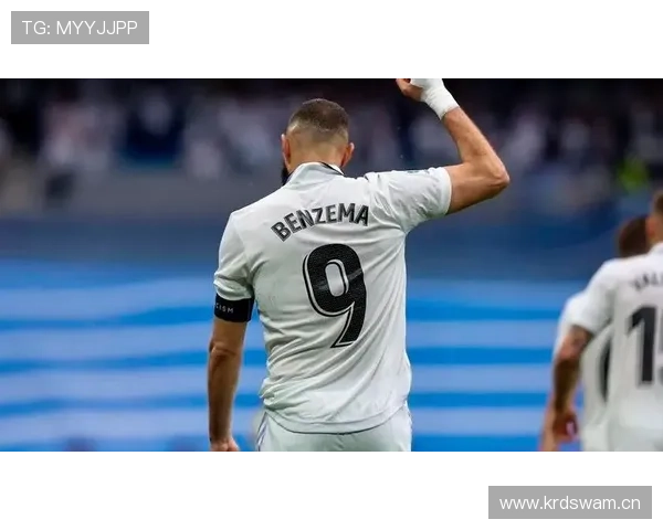 本泽马与伊布：全能前锋与支点核心的技术差异解析